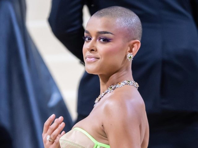 新『ゴシップガール』ジュリアン役が「坊主ヘア」にしている理由