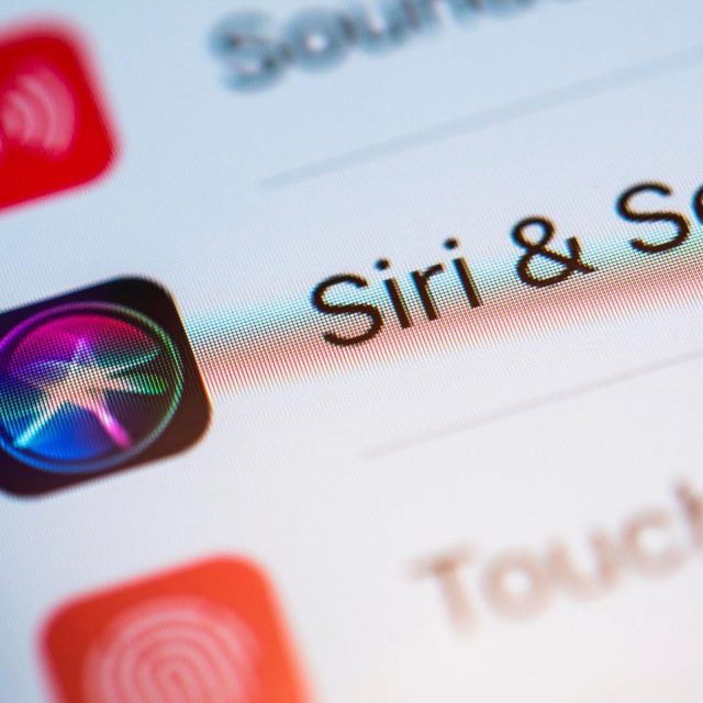AppleによるSiriの「中の人」発覚!? “1本のホームビデオ”が約2,000万回再生に