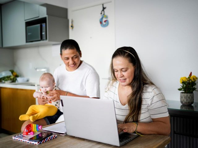 専業主婦でもフルタイムのナニーを雇う、ある母親の経験談に共感集まる