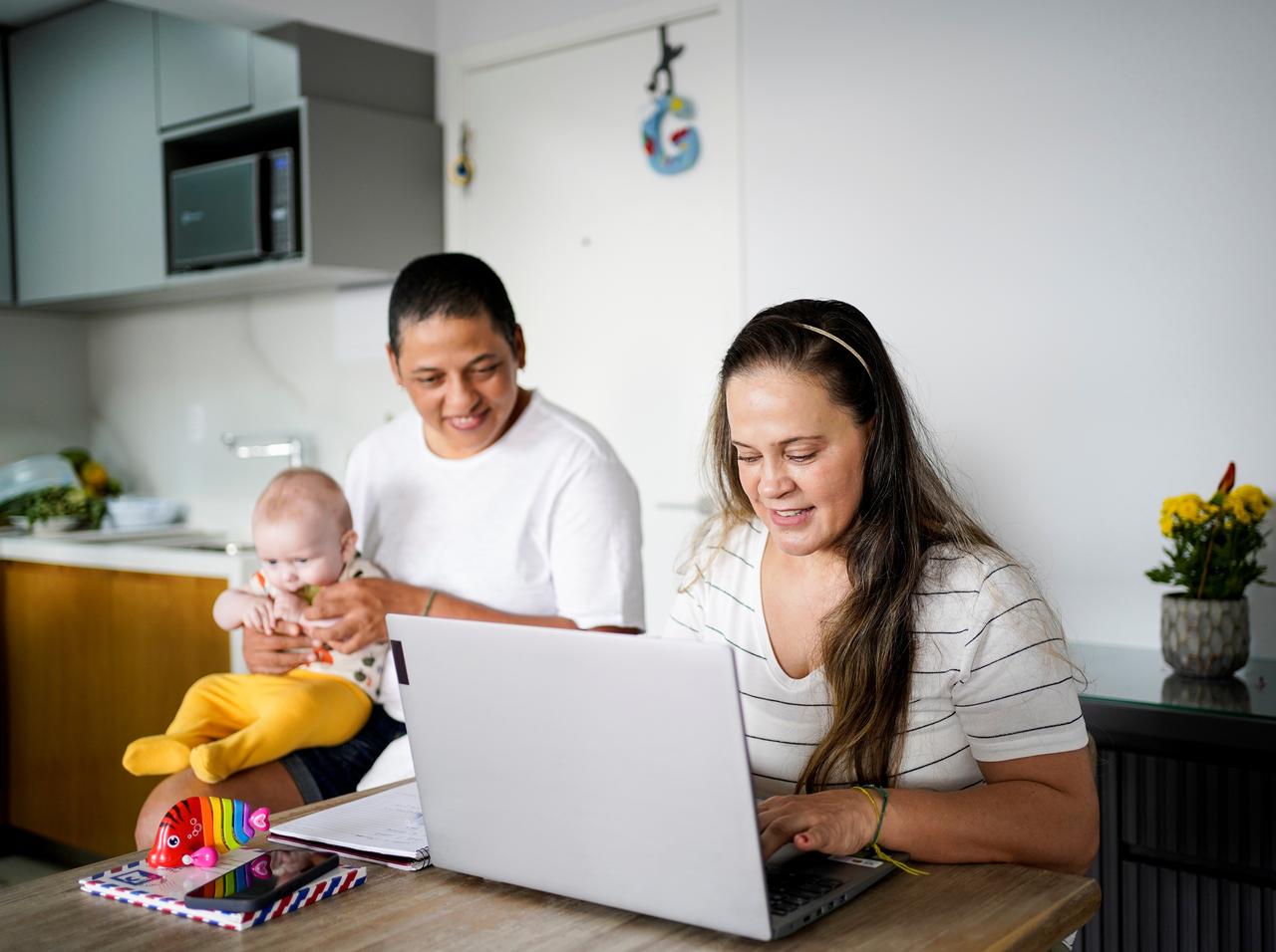 専業主婦でもフルタイムのナニーを雇う、ある母親の経験談に共感集まる