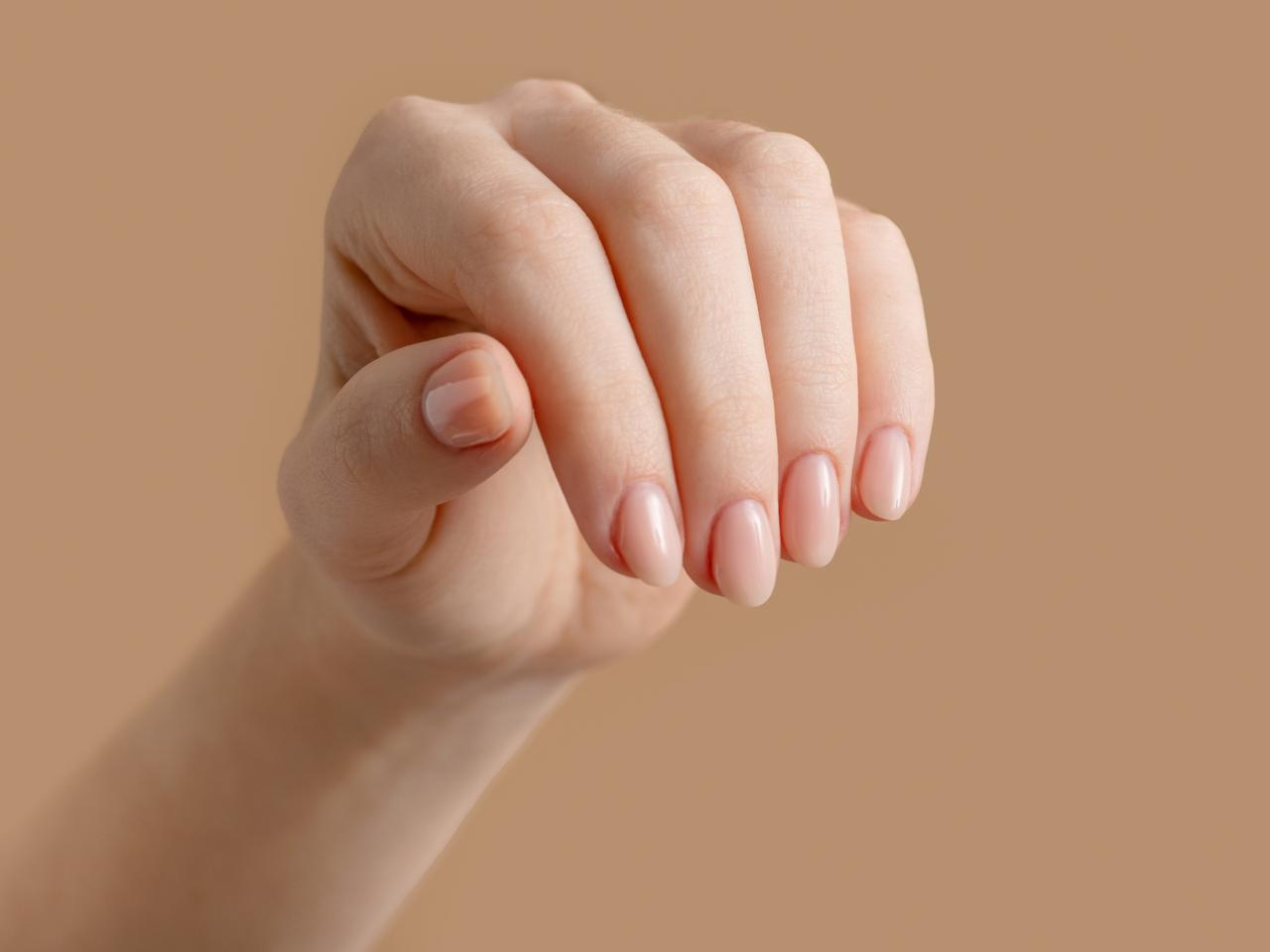 「ネイルコンシーラー」とは？使い方と得られる効果をセレブのネイル担当が紹介