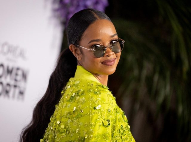 『美女と野獣』ベル役が極秘来日、ベルのカチューシャで東京ディズニーリゾートへ