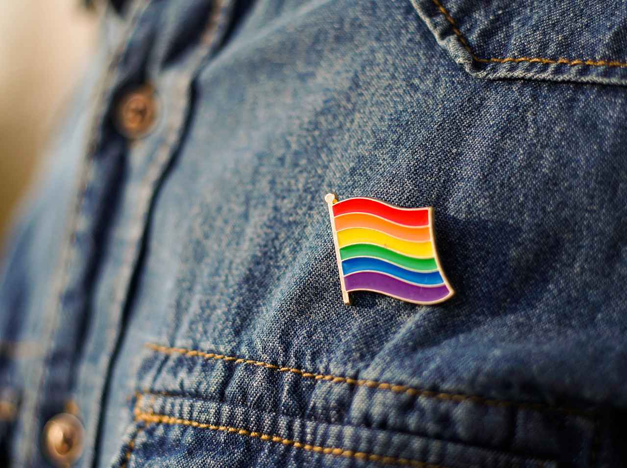 ジェームズ・ボンドさん、アメリカ初の同性愛者の長官になる