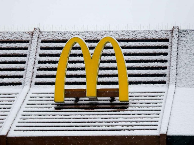 マクドナルド、大雪の結果の「待ち時間」が半端ないことに…！【アーカイブ】
