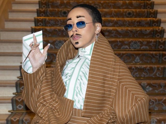 顔中バッサバサ！ドージャ・キャット流「つけまつ毛」の斬新すぎる使い方