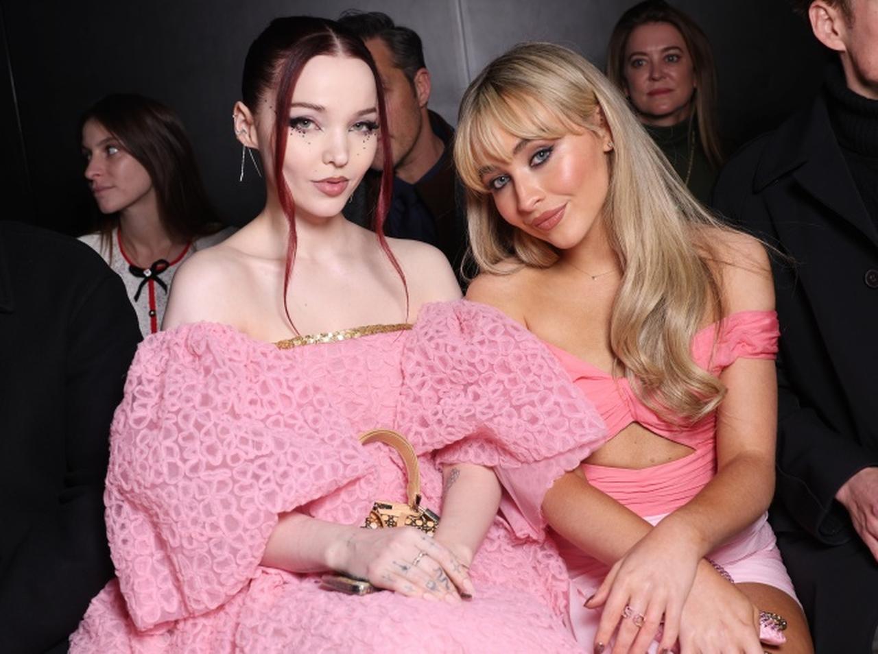 ダヴ・キャメロン&サブリナ・カーペンター、ファッションショーでじゃれ合う