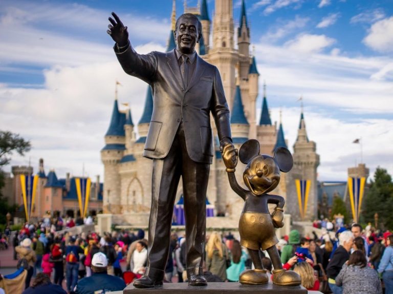 ディズニーランドに「ウォルト・ディズニーのそっくりさん」が行ったら『起きたこと』が感動的すぎる