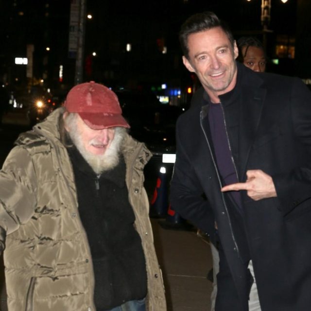アンジェリーナが「握手」求めたホームレス、今度はヒュー・ジャックマンと路上で談笑