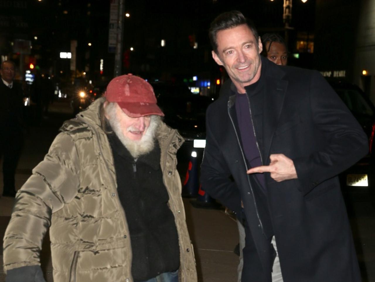 アンジェリーナが「握手」求めたホームレス、今度はヒュー・ジャックマンと路上で談笑