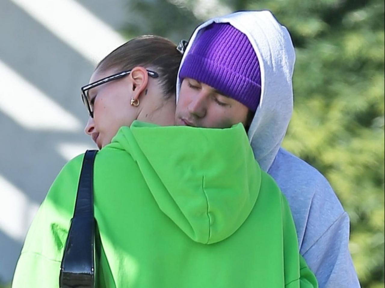 ジャスティン・ビーバーが妻ヘイリー・ビーバーの肩に頭をのせて「甘える姿」にキュン【写真アリ】