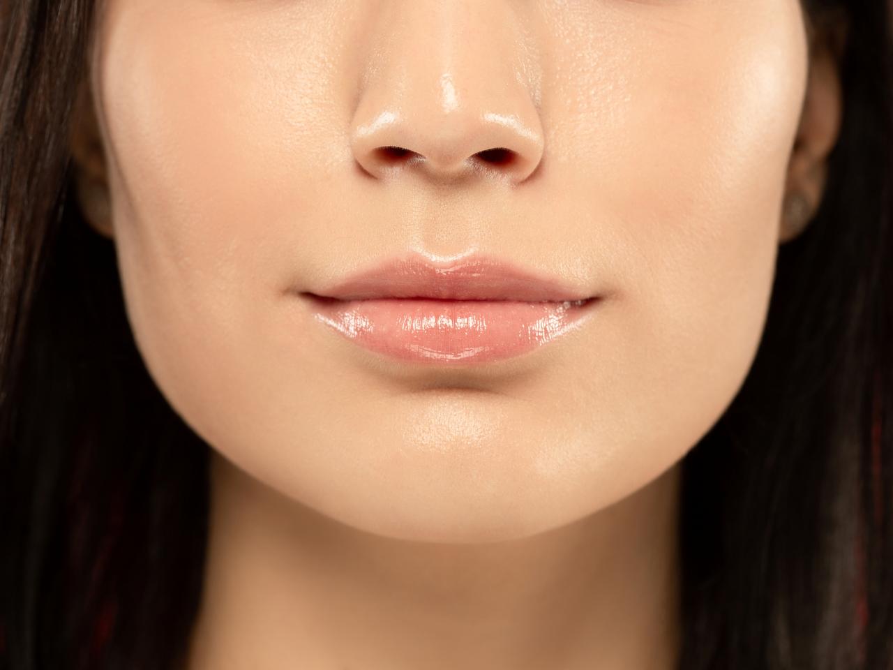リップスクラブ不要!自宅にあるもので簡単に「うるツヤ唇」をかなえる裏ワザ2つ