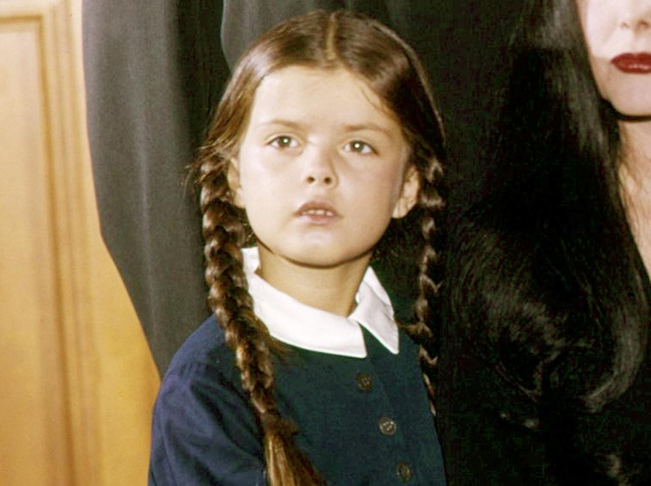 『アダムス・ファミリー』ウェンズデー俳優が死去、両手を娘に握られながら