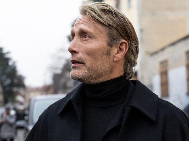 全身黒コーデのマッツ・ミケルセン、ミラノを散歩で“絵画かな…？”と思わせる完成度