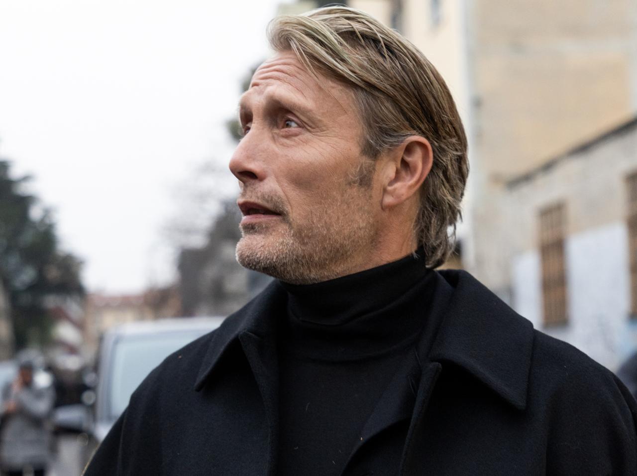 全身黒コーデのマッツ・ミケルセン、ミラノを散歩で“絵画かな…？”と思わせる完成度