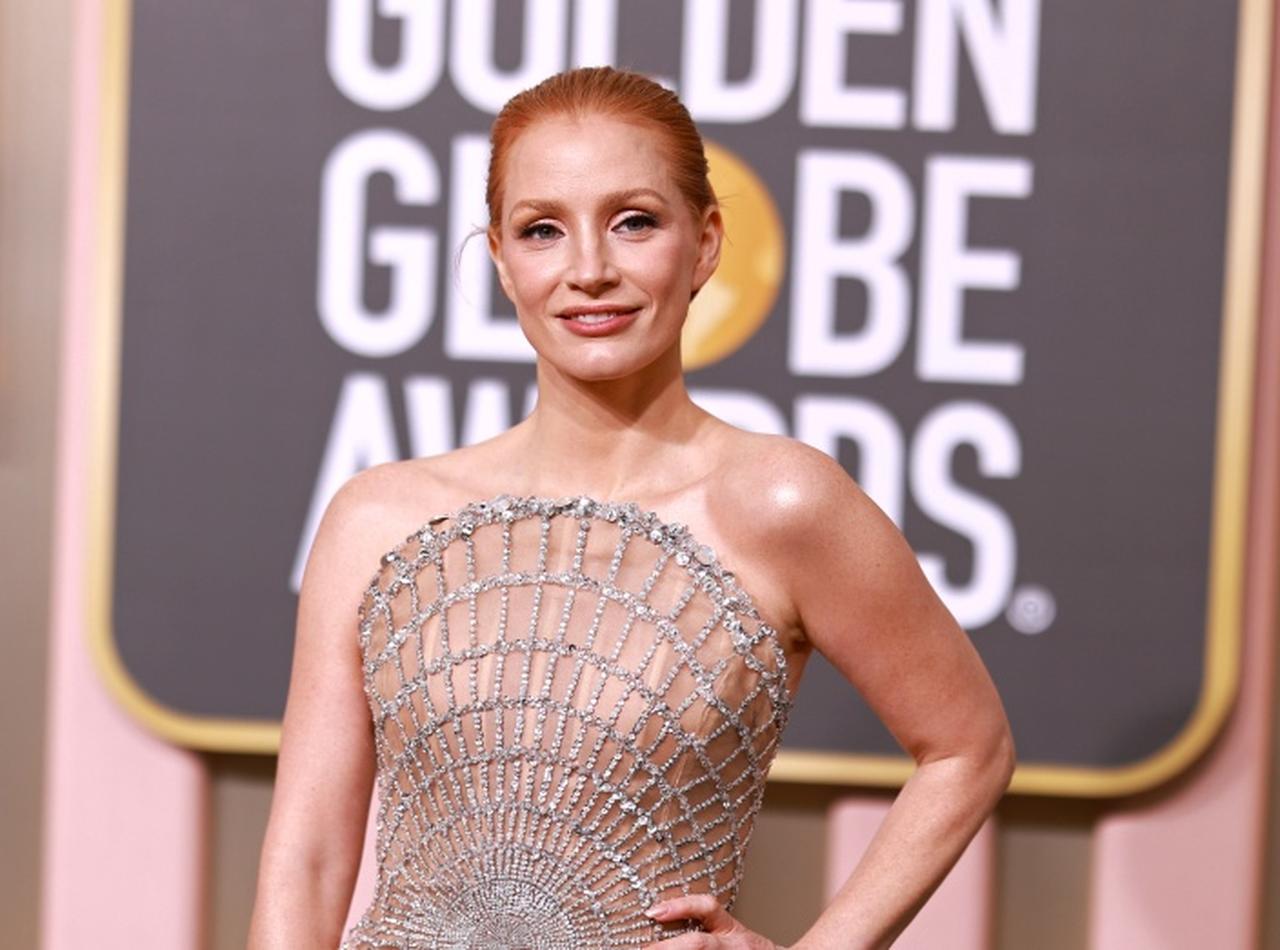 クリスタルのマスクがゴージャス!ジェシカ・チャステイン、ドレスとマスクを合わせて【ゴールデン・グローブ賞2023】