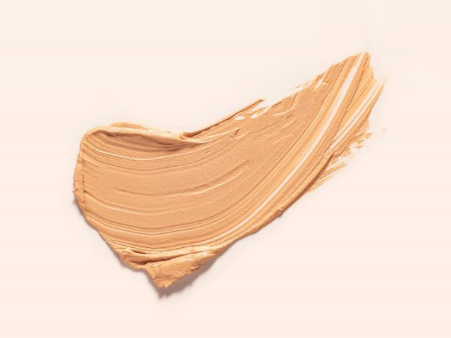 ニキビ跡までキレイに隠れる！SNSで話題の「スティッキー・メソッド」が気になる