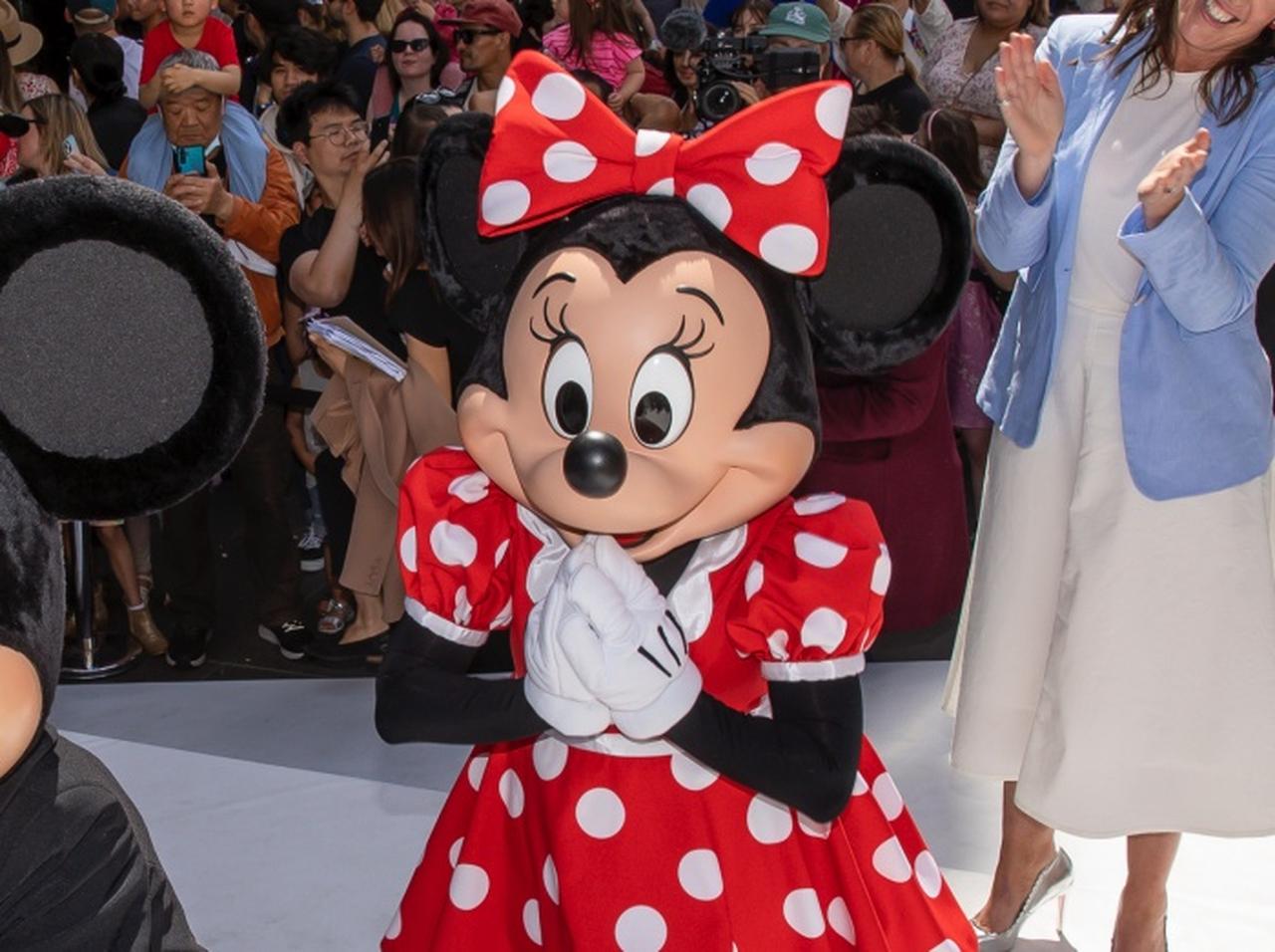 ディズニーランド、ミニーがパレード中にキャストに「助け」を求める