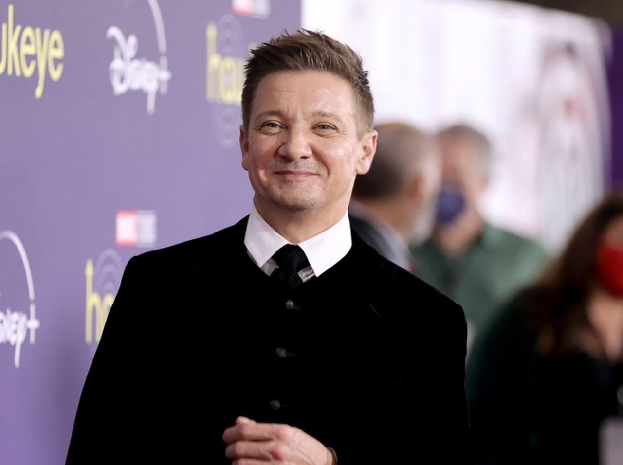 除雪車に脚を轢かれて胸にも外傷、マーベル俳優が重傷負った事故の続報が伝えられる