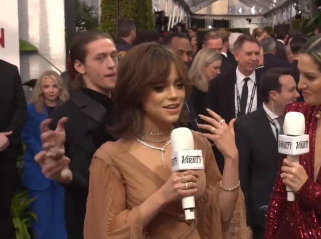 ウェンズデーに背後から“ちょっかい”をかけるゼイヴィアがキュートすぎる【ゴールデン・グローブ賞】