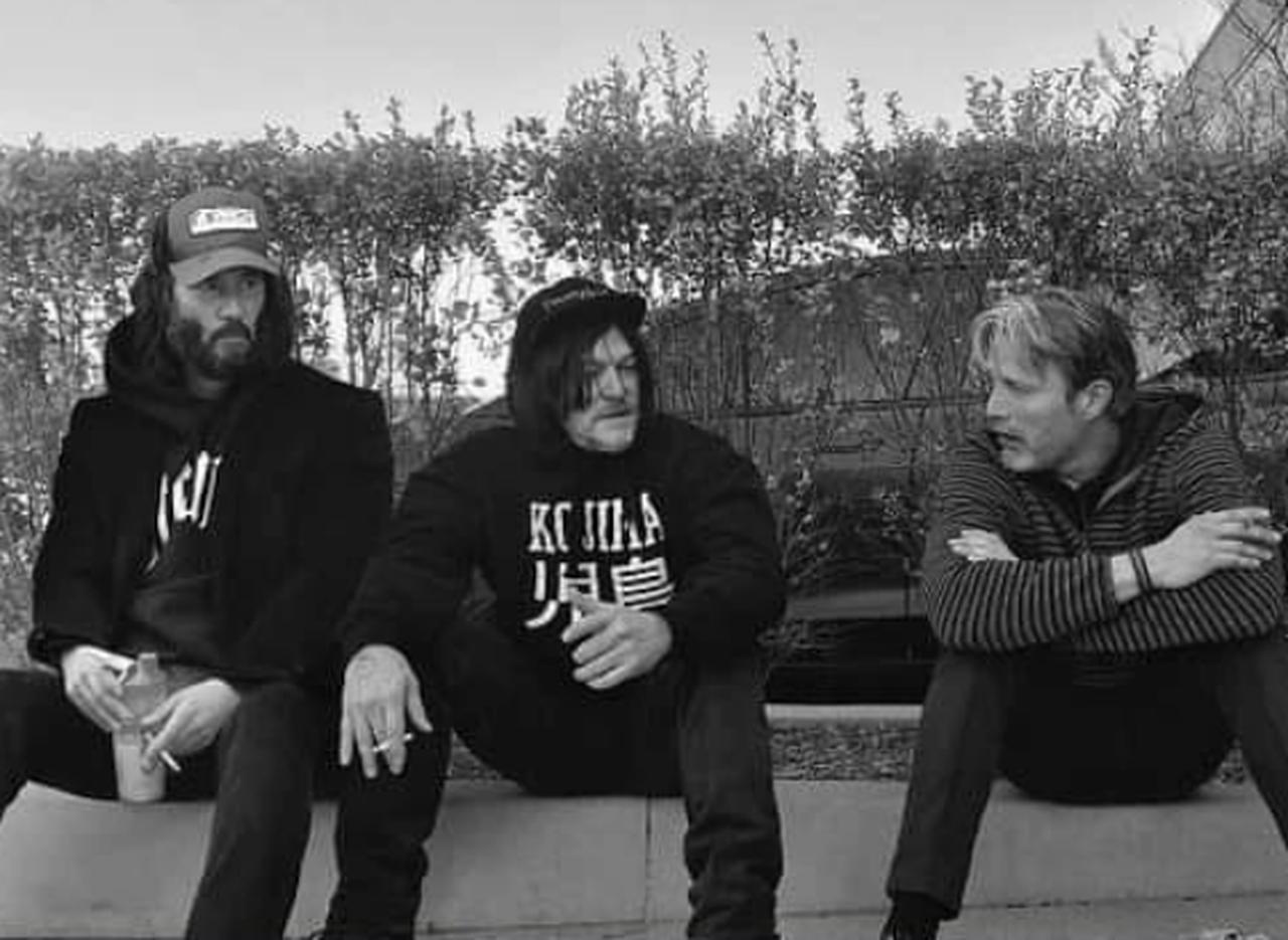 キアヌ・リーブス×ノーマン・リーダス×マッツ・ミケルセンが奇跡の3ショット!でもよく見ると“変なところ”が…