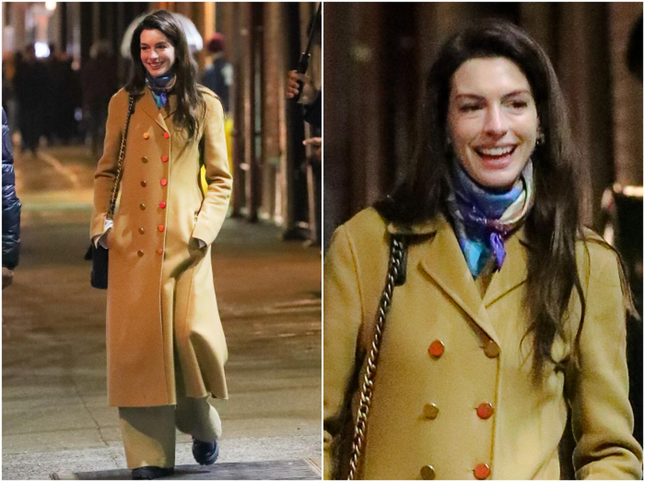 アン・ハサウェイ、スカーフの差し色で遊んだロングコートスタイル【セレブの最新スタイル】