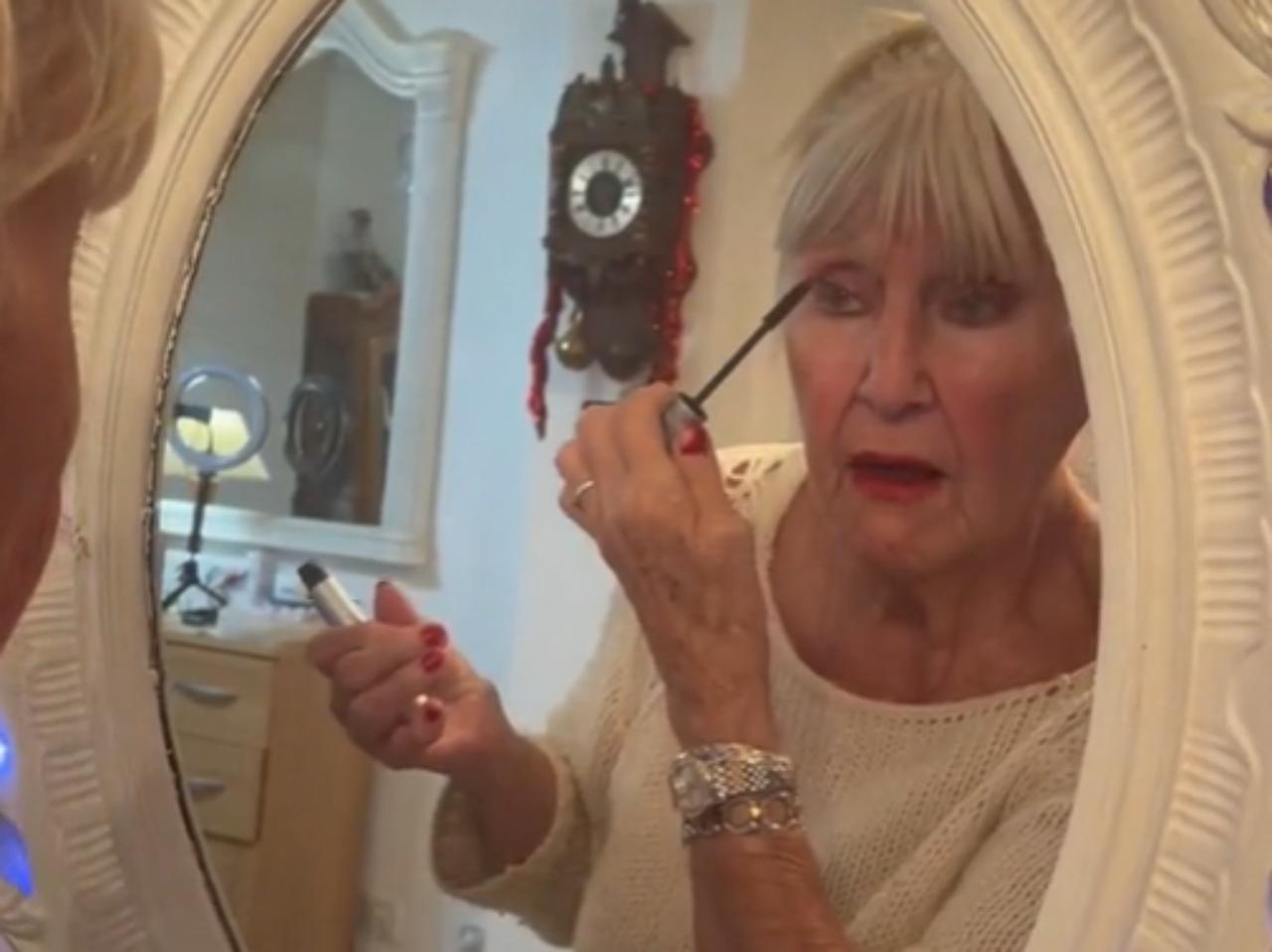 92歳で革ジャンやミニスカワンピ、ファッショニスタの“秘訣はニベア”