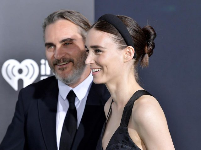 「恵まれていても母親であることは挑戦」、ルーニー・マーラがホアキンとの子育てを珍しく語る