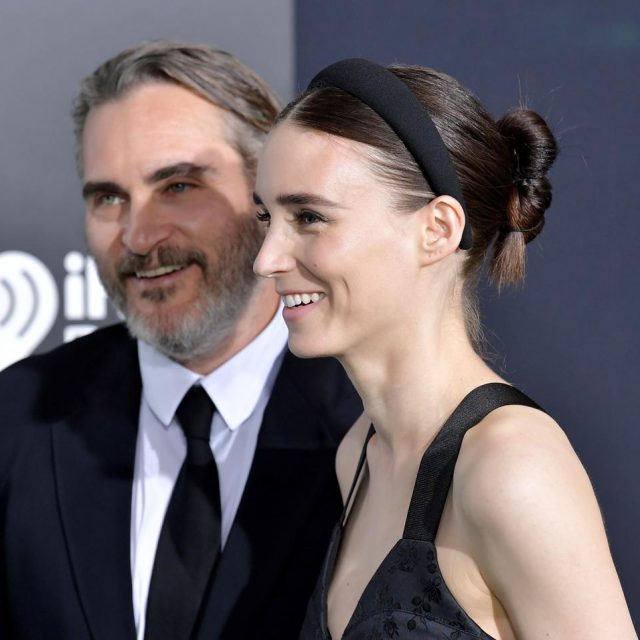 「恵まれていても母親であることは挑戦」、ルーニー・マーラがホアキンとの子育てを珍しく語る
