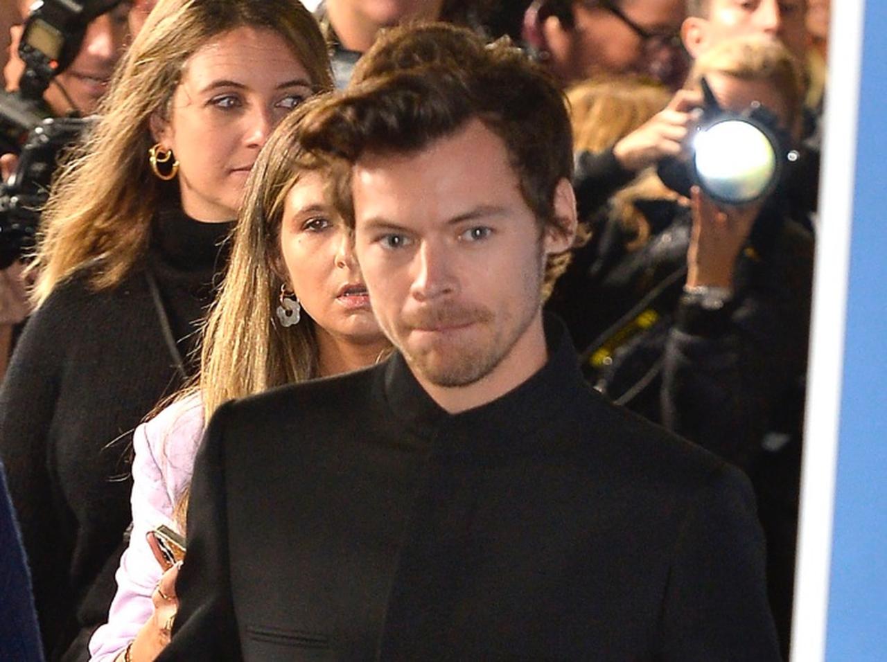 ハリー・スタイルズ、「高校時代の元カノ」と噂される女性と一緒にいるところを目撃される