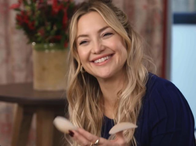 ブラはしたくないけど乳首が気になる、ケイト・ハドソンが「どこにでも持ってくアイテム」がオススメ！