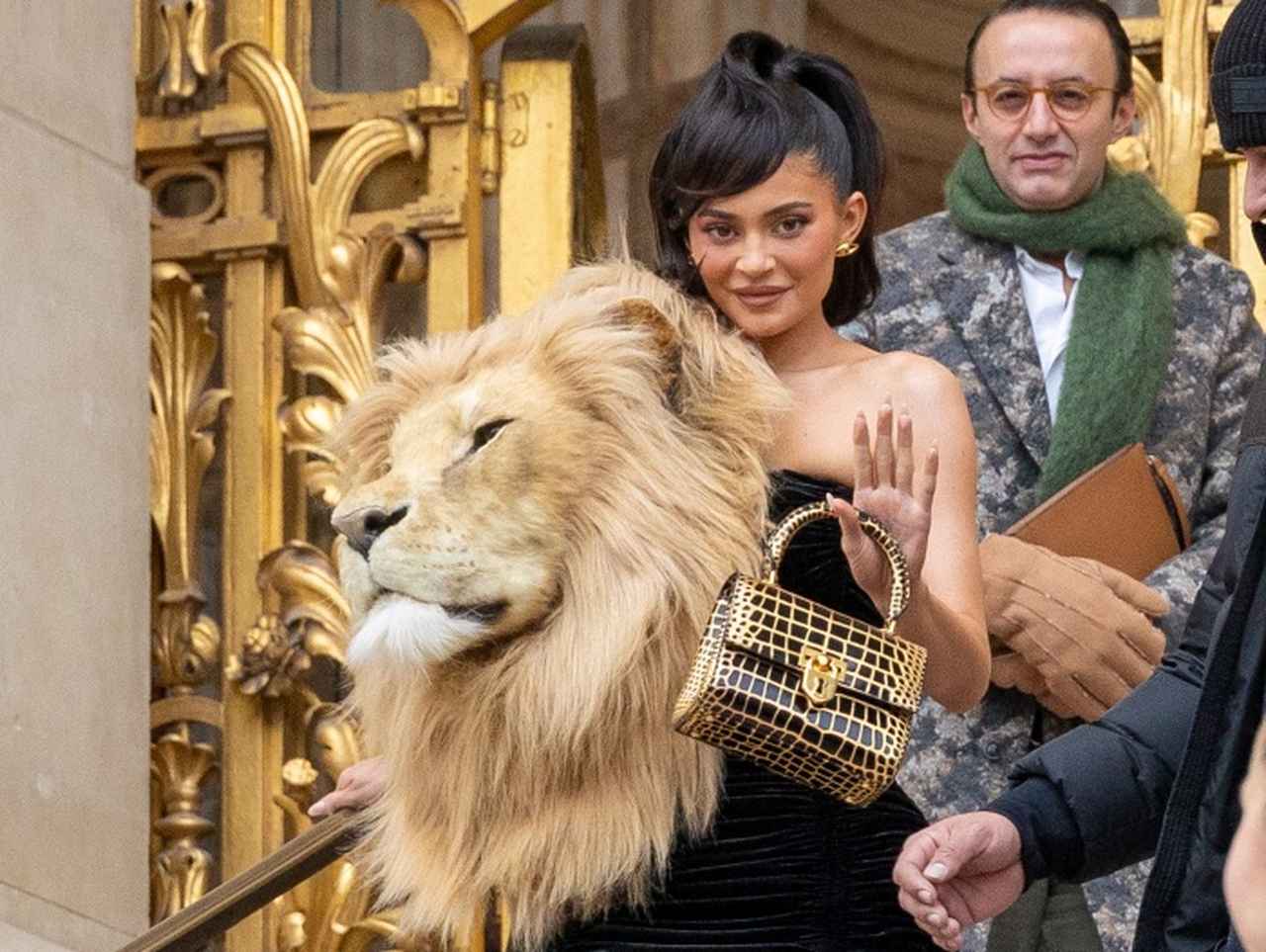 カイリー・ジェンナーが「ライオン」をファッションショーに同伴、PETAが絶賛