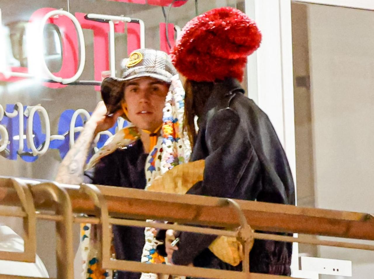 ジャスティン・ビーバー、ジャケット代わりに「巨大ブランケット」を羽織る【写真アリ】