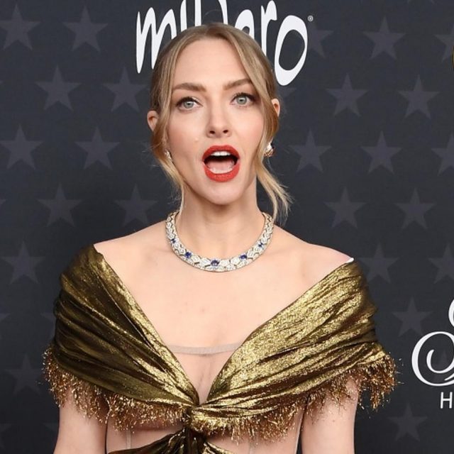 どんどんドレスが裂ける！アマンダ・サイフリッドの衣装にハプニング