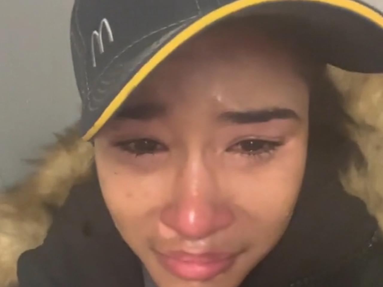 企業を辞めてマクドナルドで働き始めた女性、シフト1 日目でつらくて大号泣