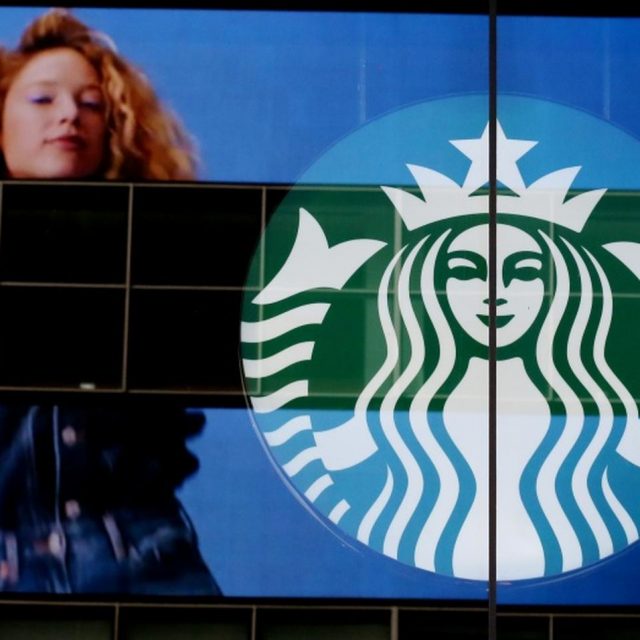 スターバックス、女性客が「服装」を理由に店から追い出される