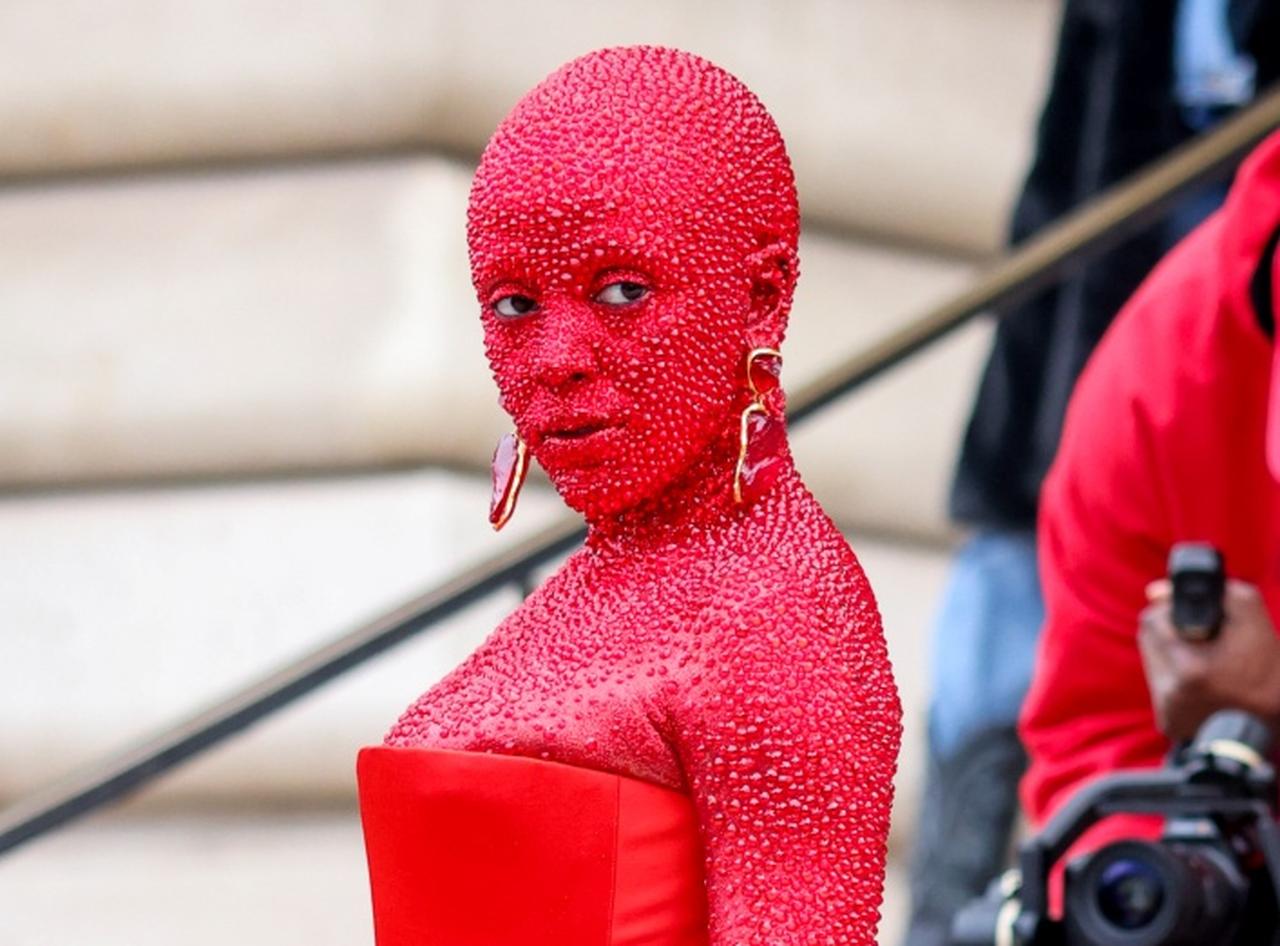 集合体恐怖症の人は見ないでください!ドージャ・キャットが3万個のクリスタルをつけた裏側