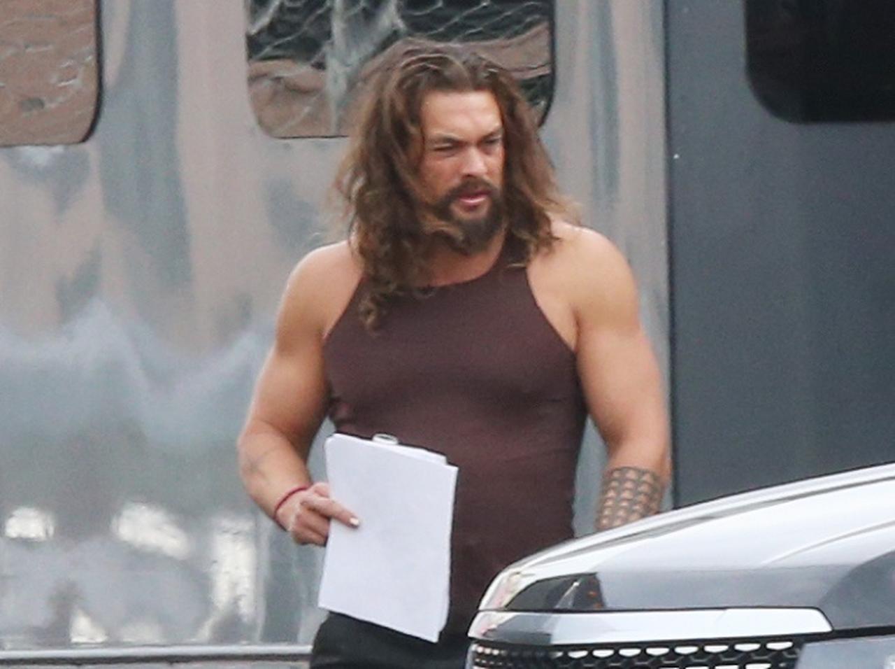 ジェイソン・モモア、『ワイスピ』最新作の撮影現場で「鍛え上げられた上腕二頭筋」を披露【写真アリ】