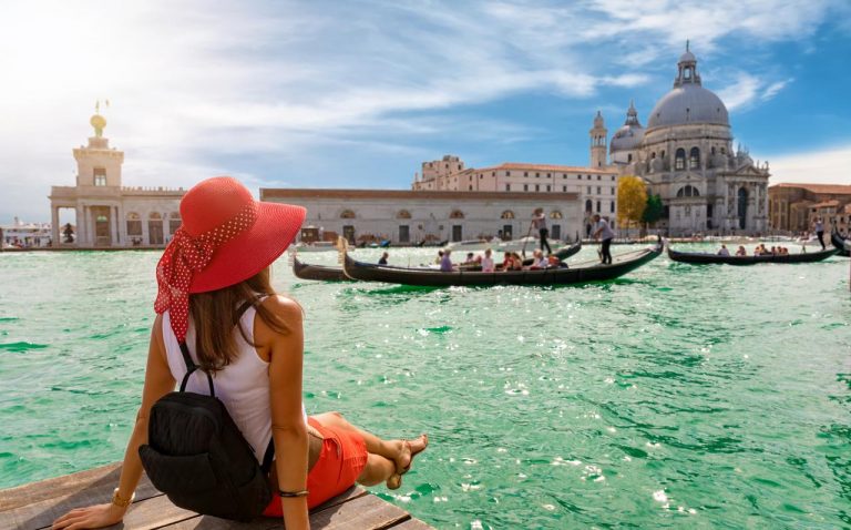 イギリスのZ世代は「ミニ休暇」がトレンド、小分けで休んで年2回海外旅行