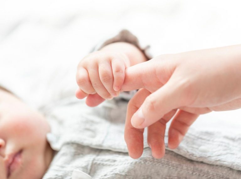 日本の出産費用、世界的に見ると高い？安い？