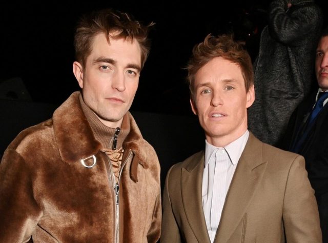 元ルームメイトが再会！ロバート・パティンソン＆エディ・レッドメインがディオールのショーで記念撮影