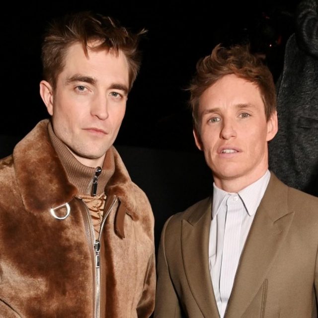 元ルームメイトが再会！ロバート・パティンソン＆エディ・レッドメインがディオールのショーで記念撮影