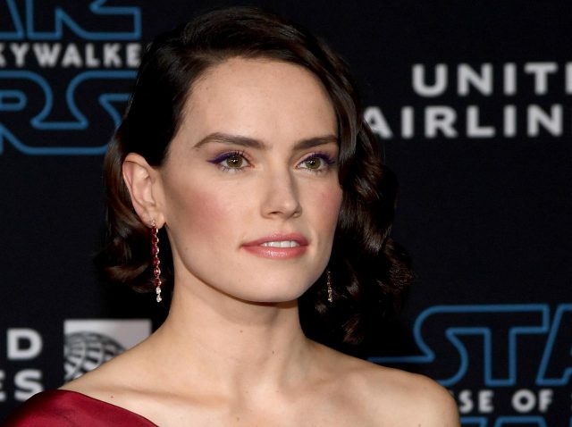 『スター・ウォーズ』レイの正体、その設定の「意義」が泣ける…