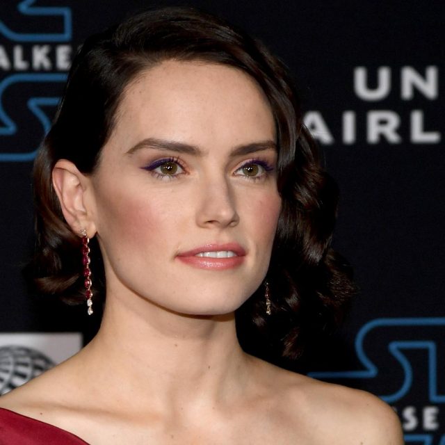 『スター・ウォーズ』レイの正体、その設定の「意義」が泣ける…