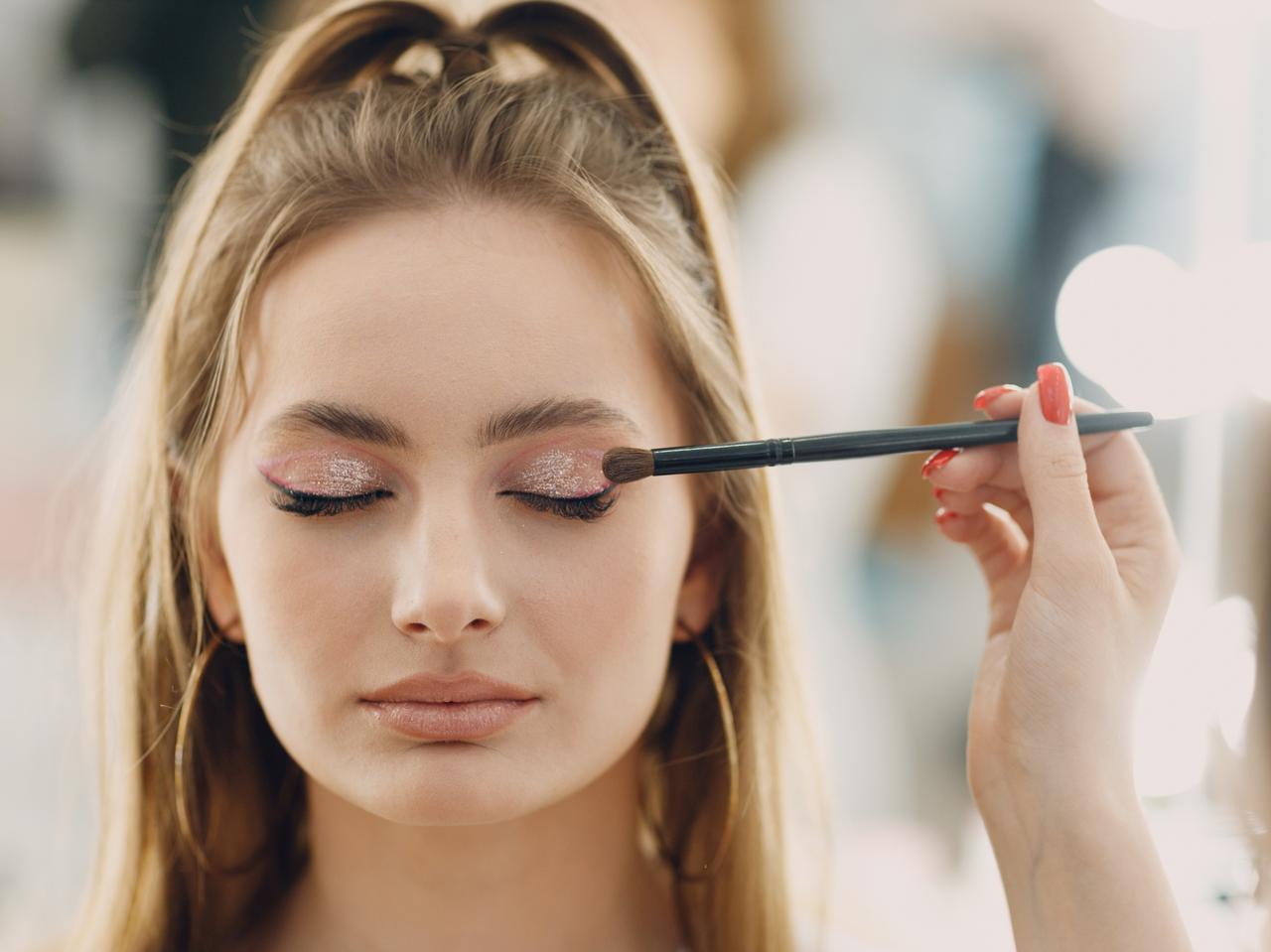 アイシャドウベースがなくてもOK!アイメイクの発色と持ちを良くするテクニック