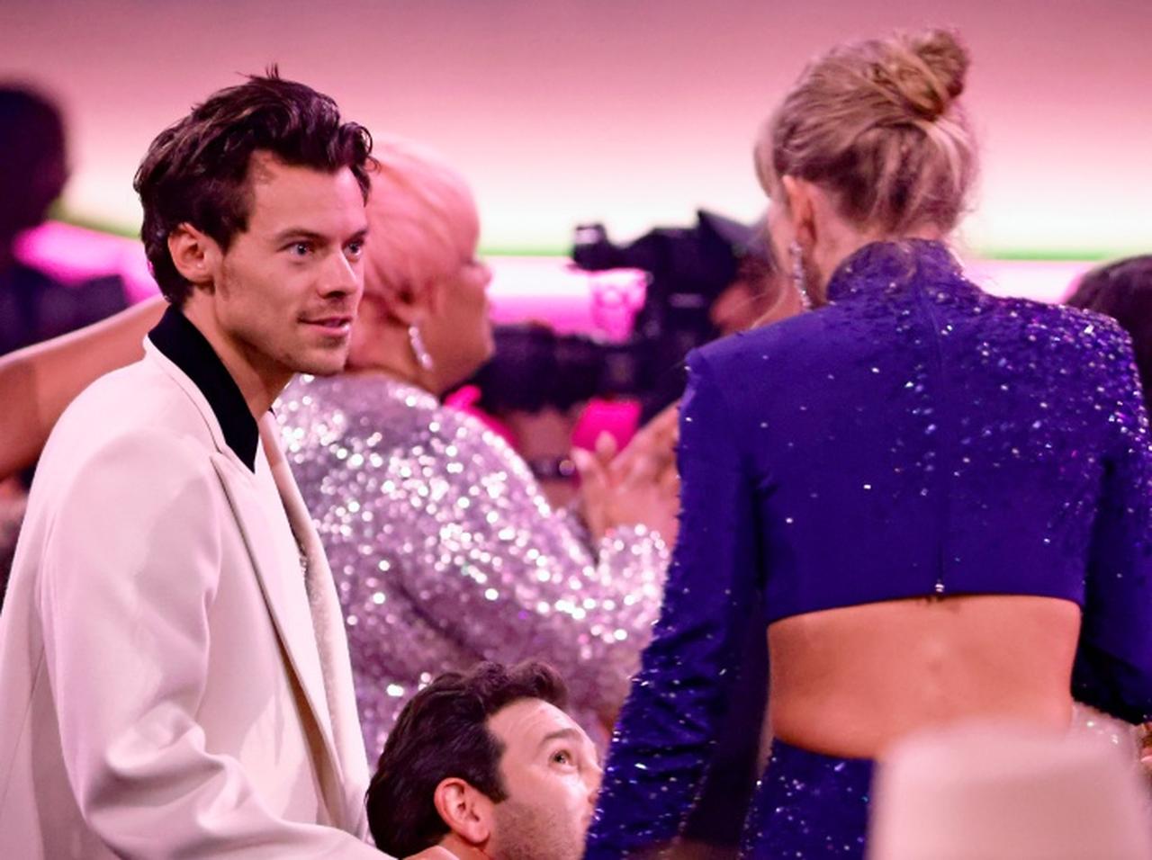 ハリー・スタイルズが元恋人テイラー・スウィフトとグラミー賞授賞式で「何の話」をしていたのかファンが特定