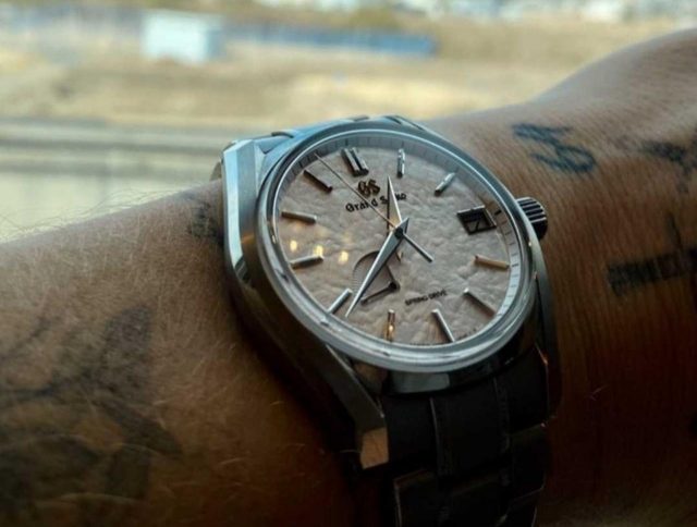 来日中は日本ブランドの高級時計を着用、富士山をバックに撮影