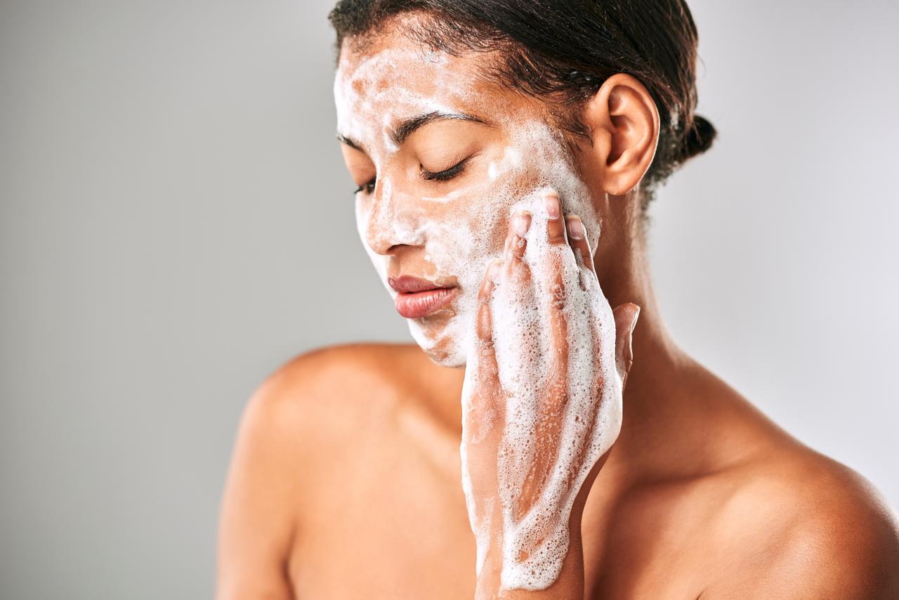 美肌づくりは洗顔から!セレブも愛用する人気のプチプラ洗顔料おすすめ3選