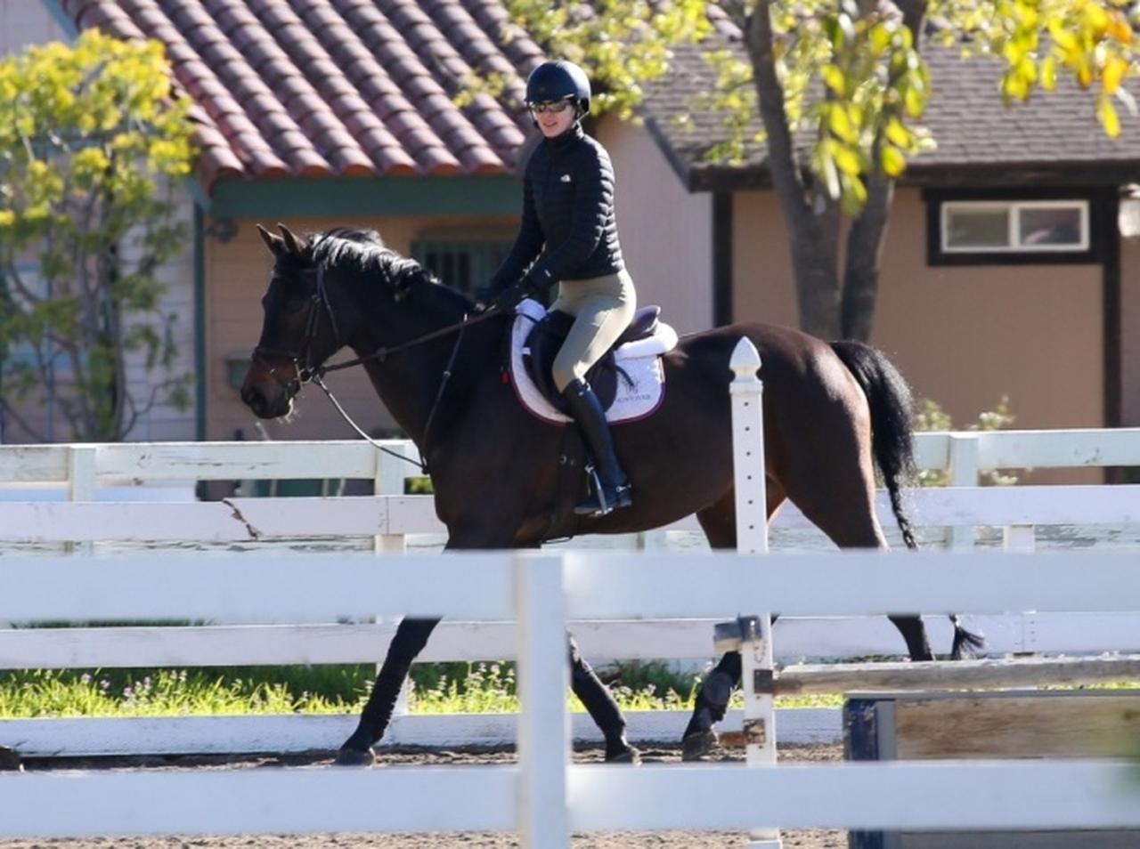 さすがモデル!ケンダル・ジェンナー、乗馬している姿が絵になる