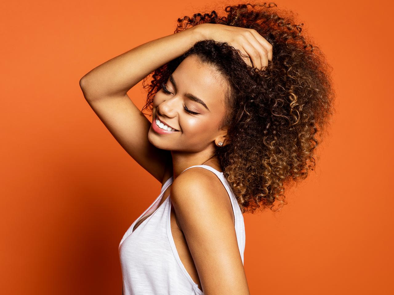 おでこの生え際に施すタトゥー「ヘアライン・マイクロブレーディング」とは?メリットとデメリットを解説