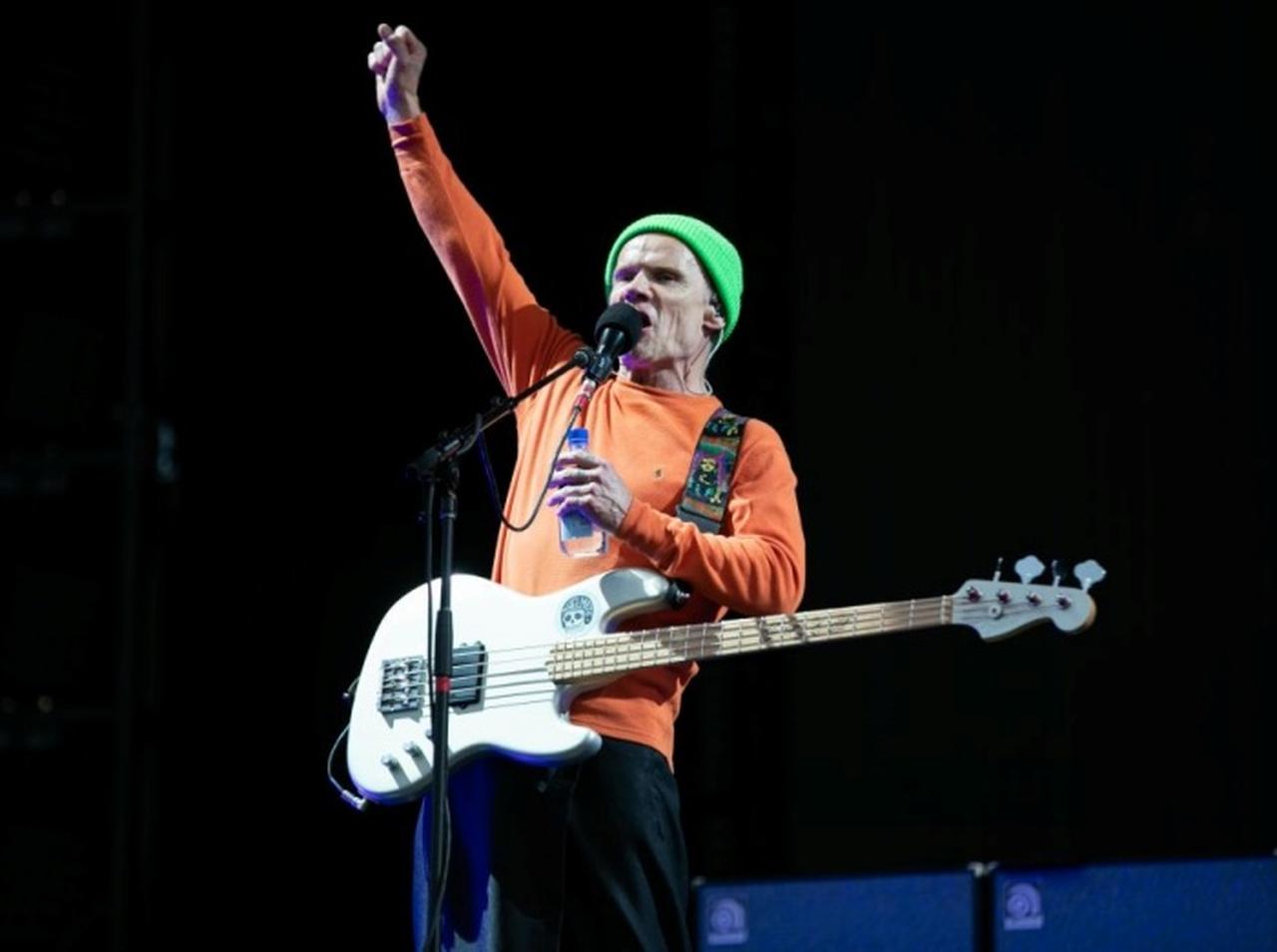 大阪のレストランでベースをパフォーマンス、レッチリのフリー